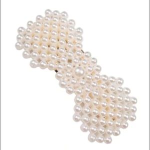 NWOT Bow shaped pearl hair clip